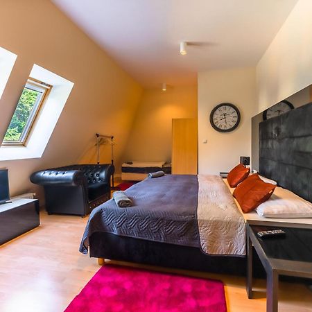 Lovely 4-Bedroom Flat In Historical Center With Stunning View เตร็นชีน ภายนอก รูปภาพ