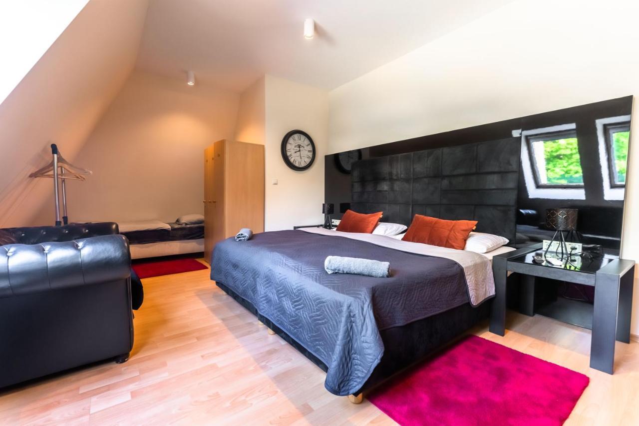 Lovely 4-Bedroom Flat In Historical Center With Stunning View เตร็นชีน ภายนอก รูปภาพ