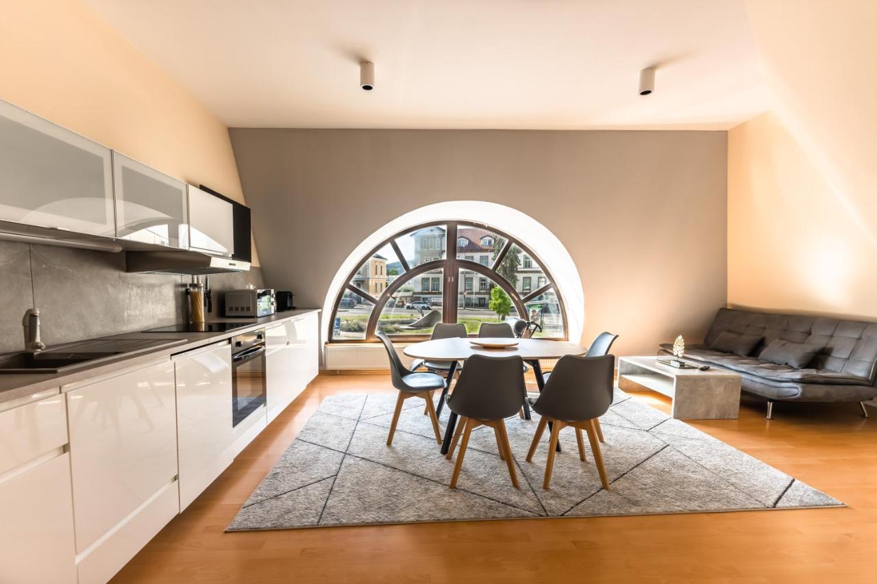 Lovely 4-Bedroom Flat In Historical Center With Stunning View เตร็นชีน ภายนอก รูปภาพ