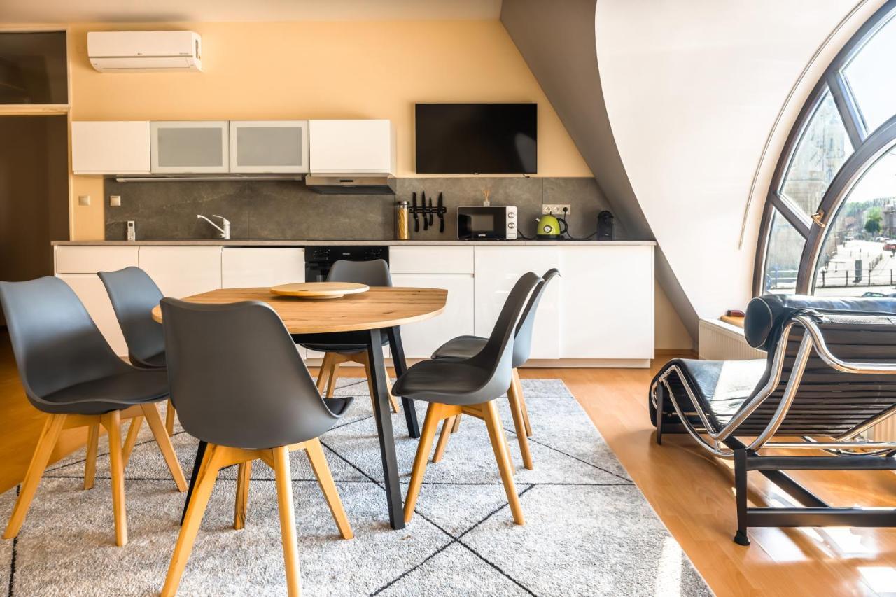 Lovely 4-Bedroom Flat In Historical Center With Stunning View เตร็นชีน ภายนอก รูปภาพ