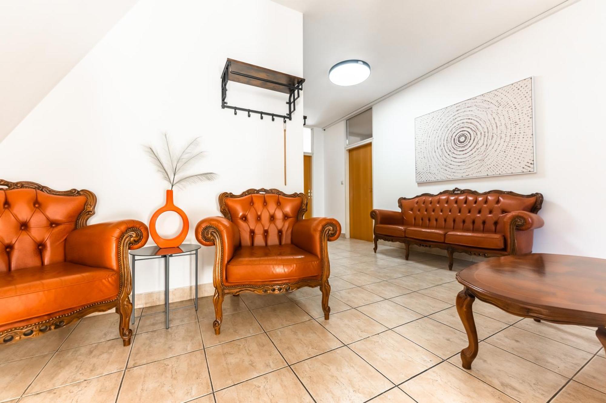 Lovely 4-Bedroom Flat In Historical Center With Stunning View เตร็นชีน ภายนอก รูปภาพ